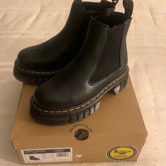 Dr. Martens Shoes - NWT Dr. marten Audrick Chelsea Boot
